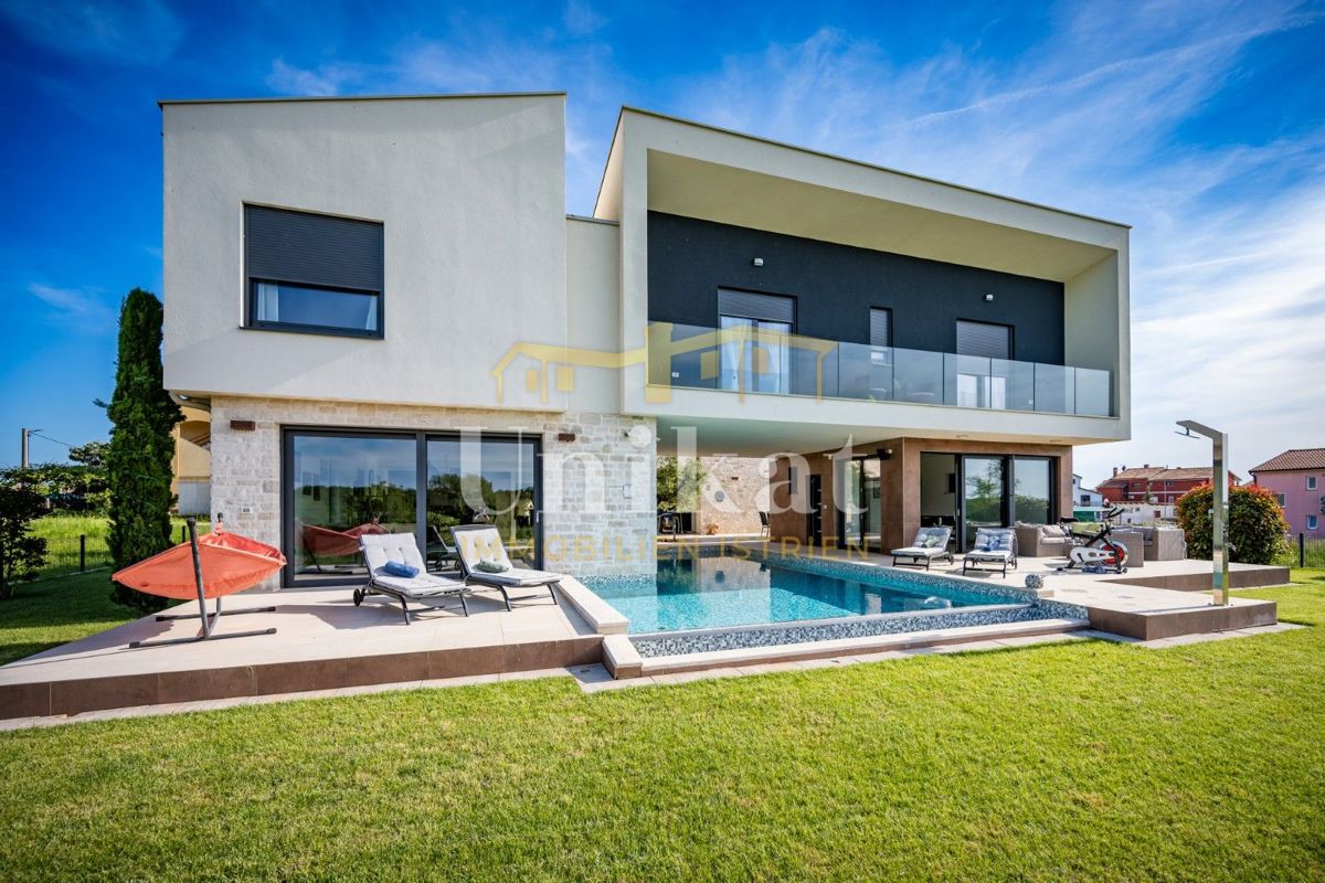 Luksuzna hiša z garažo v kleti - 3 km do morja